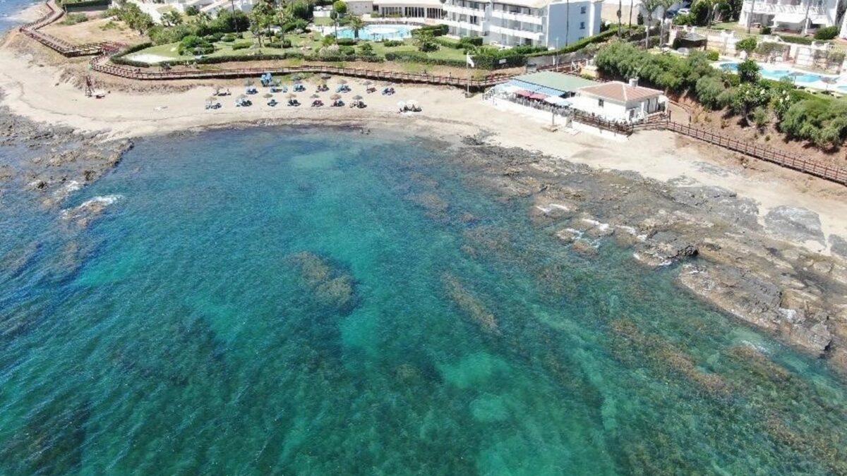 La costa de Mijas renueva sus certificados de calidad, sostenibilidad turística, banderas azules y accesibilidad