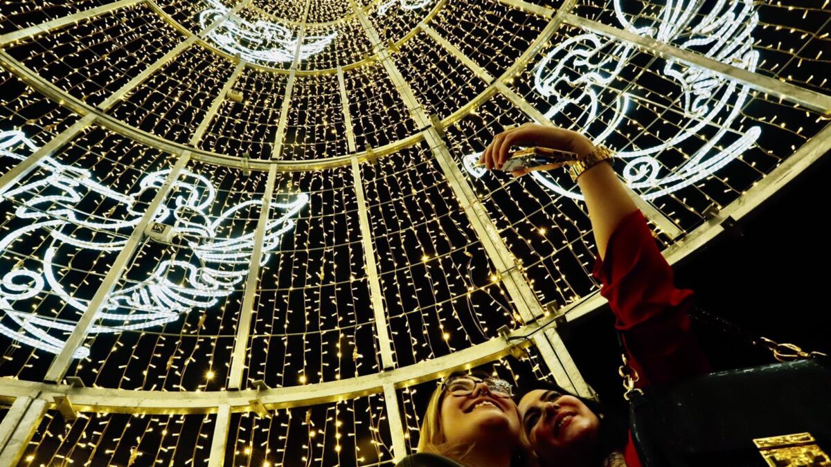 Los distritos dan bienvenida a la Navidad con encendido de la iluminación en más de un medio millar de calles