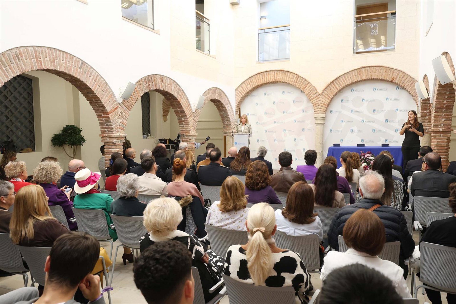 Marbella conmemora el 25N con la entrega de reconocimientos por el compromiso contra violencia de género