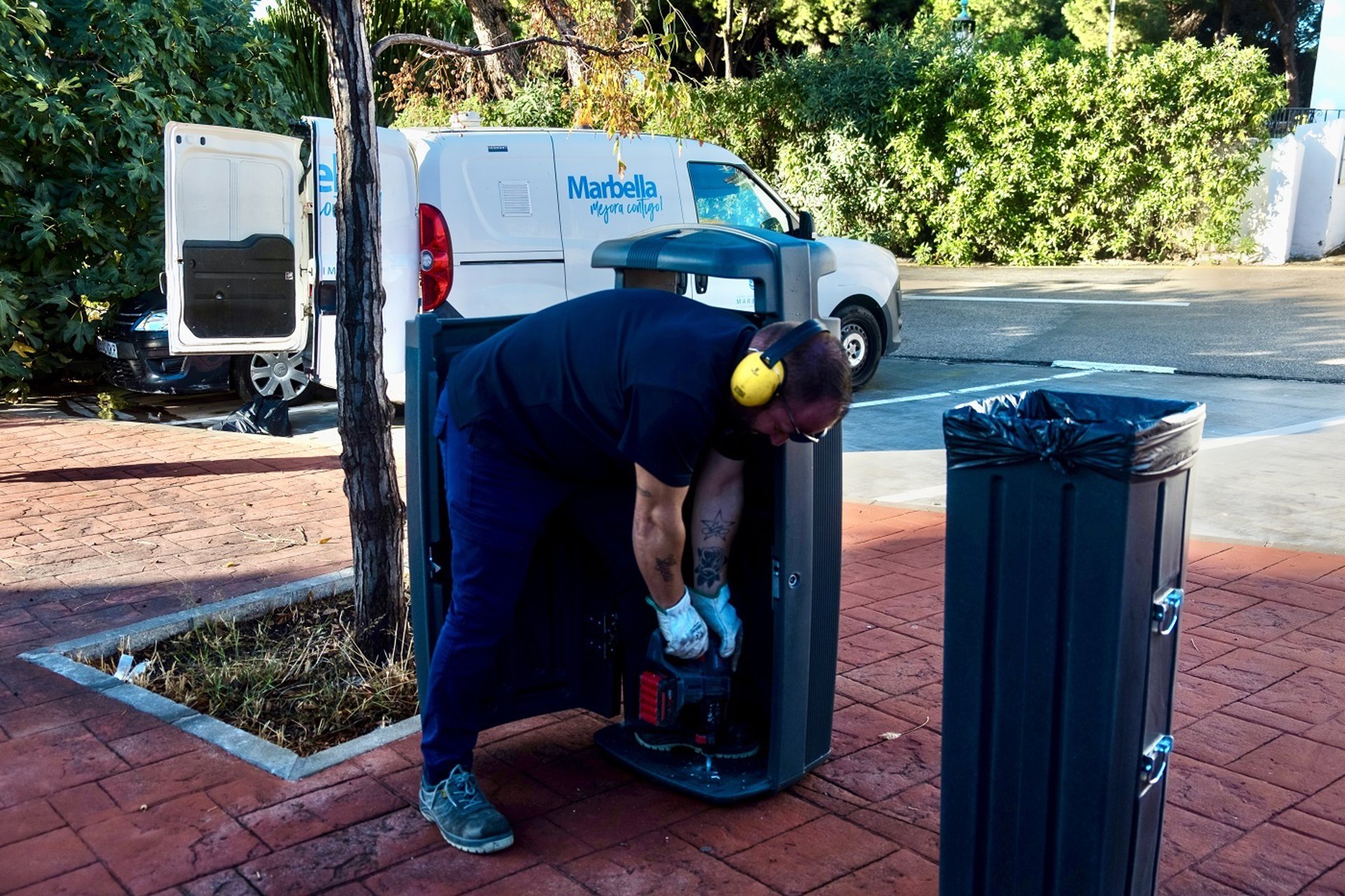Marbella renueva más de un millar de papeleras en los últimos cuatro años para mejorar la recogida de residuos