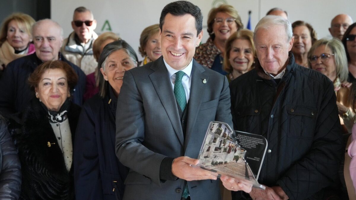 Moreno saluda a los miembros de La Asociación pro tradiciones malagueñas La Coracha