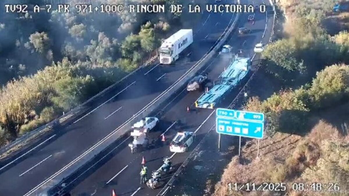 Seis kilómetros de retenciones en la A-7 en Rincón de la Victoria tras la avería de un camión