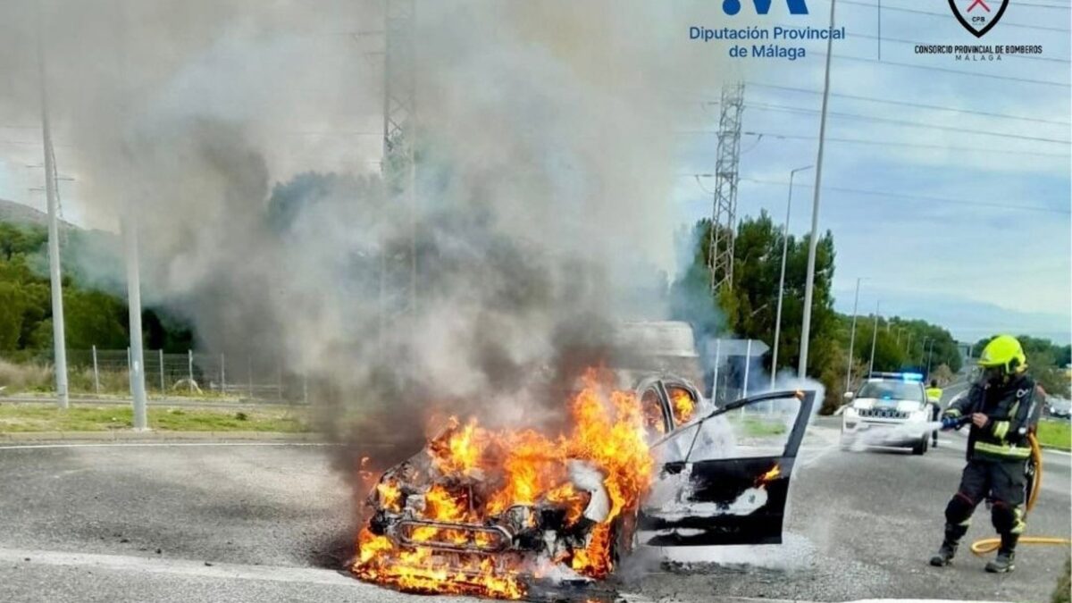 Arde un turismo en la AP-7 a su paso por Torremolinos
