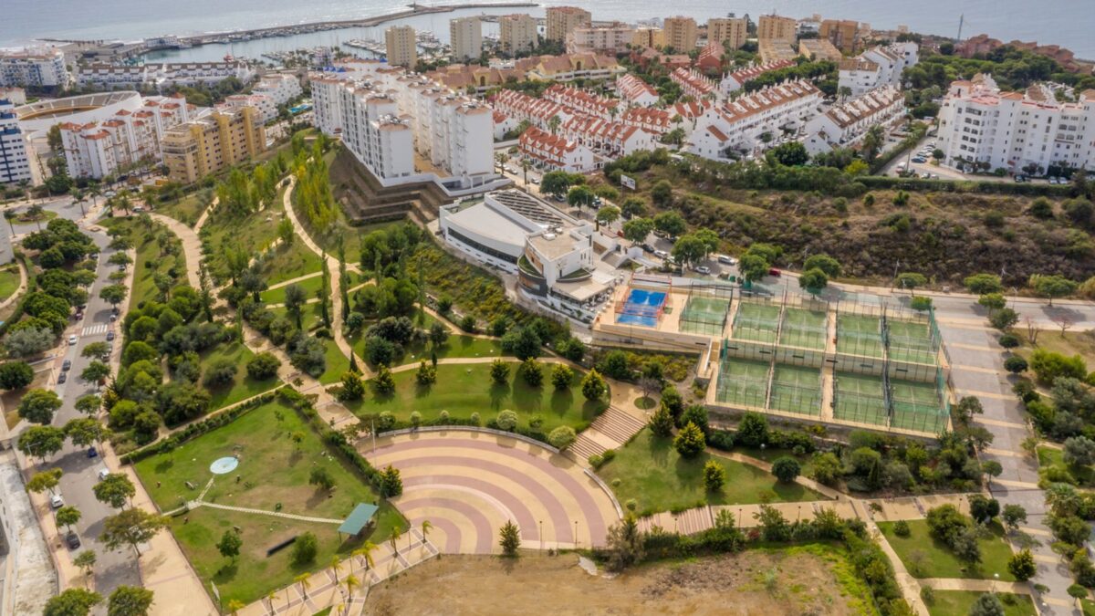 Ayuntamiento de Estepona dotará a seis parques municipales de un nuevo alumbrado más eficiente y sostenible