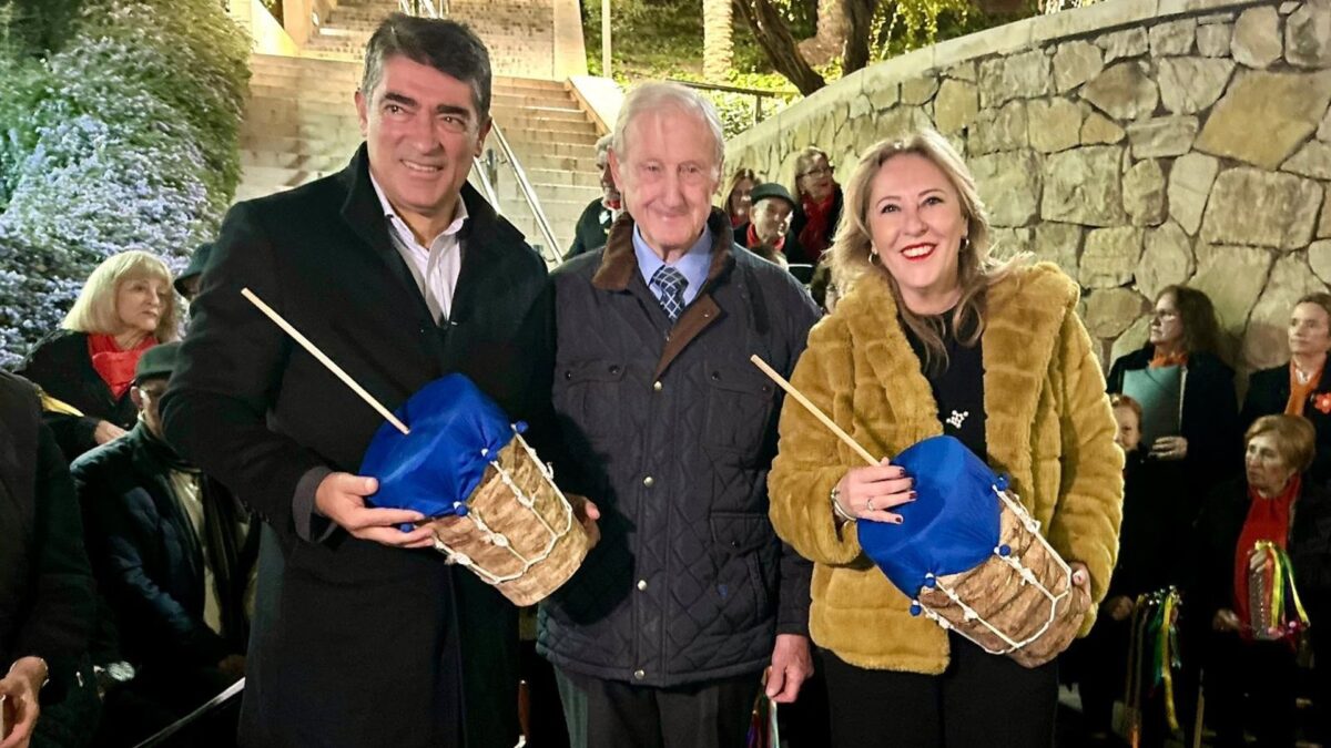 Carolina España recibe la Zambomba de Honor de la Asociación Pro-Tradiciones Malagueñas La Coracha