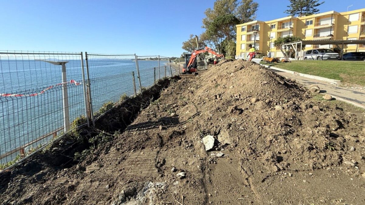 El Ayuntamiento de Estepona avanza en las obras para estabilizar un tramo de corredor litoral en Playa Bella