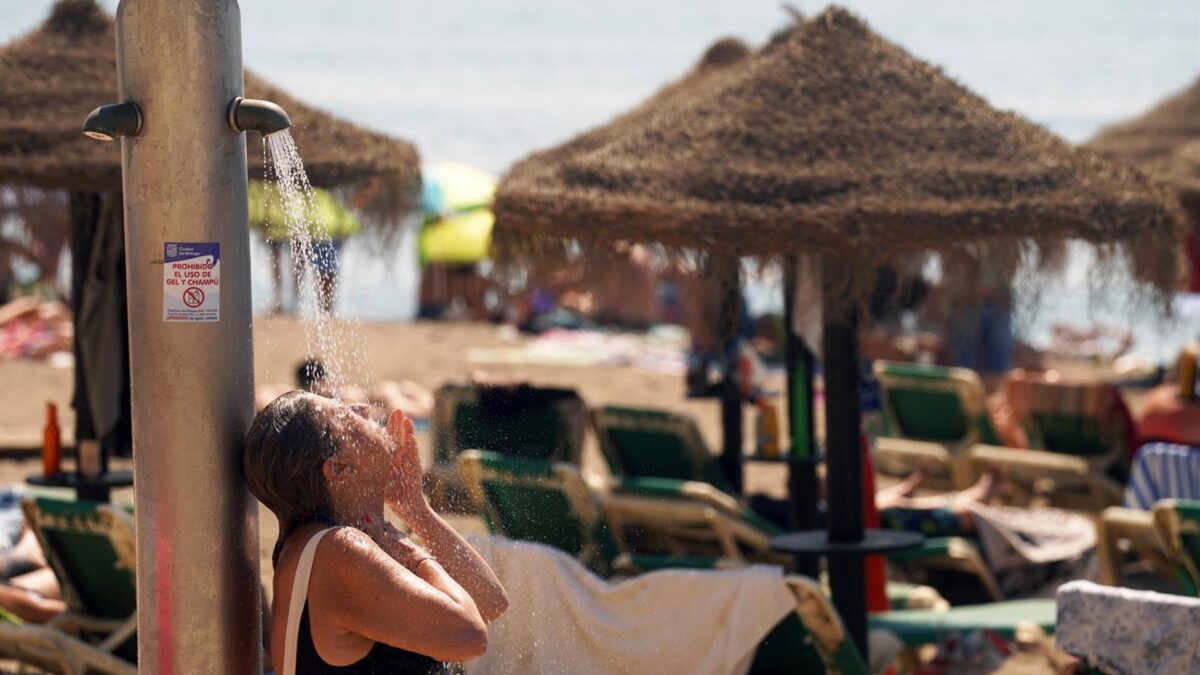 El Ayuntamiento inicia las obras para la puesta en marcha de la red de lavapiés con agua salada en la Malagueta
