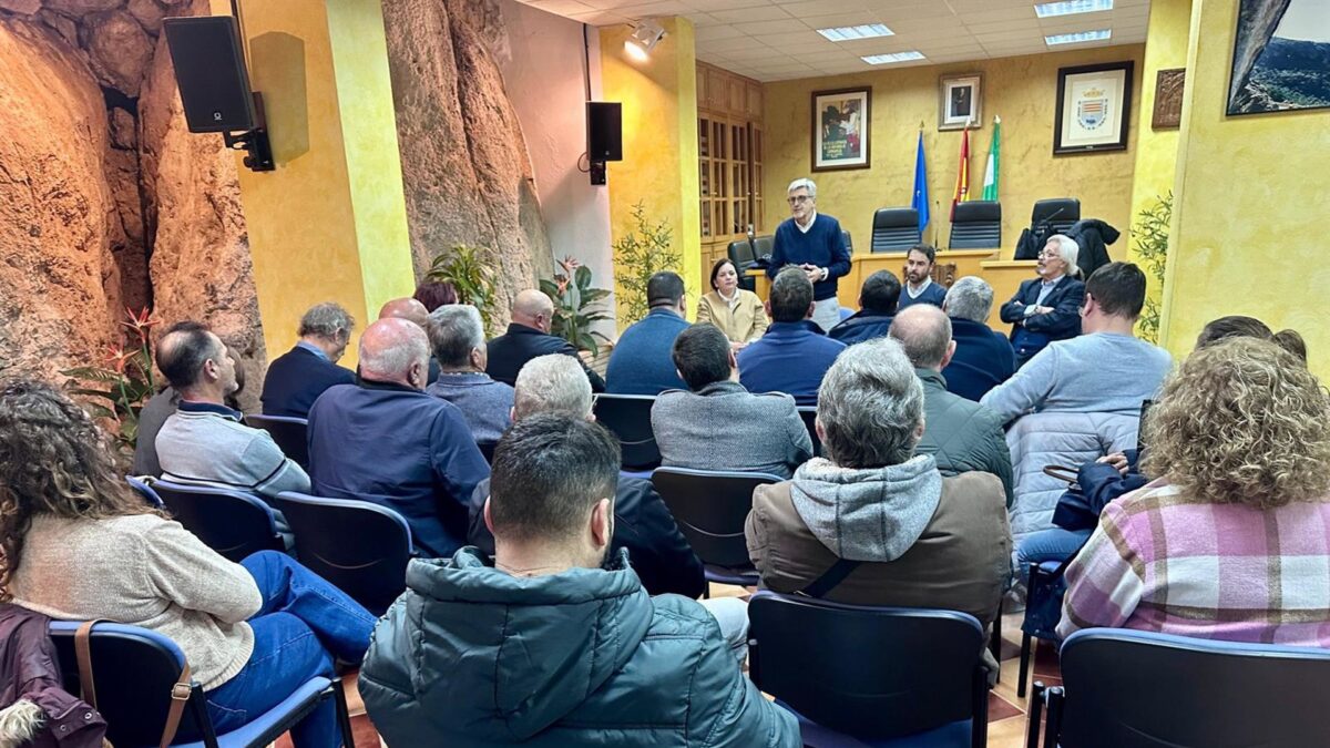 El PSOE pide a alcaldes del PP en la Axarquía "que se rebelen ante incumplimientos" de Junta y Diputación