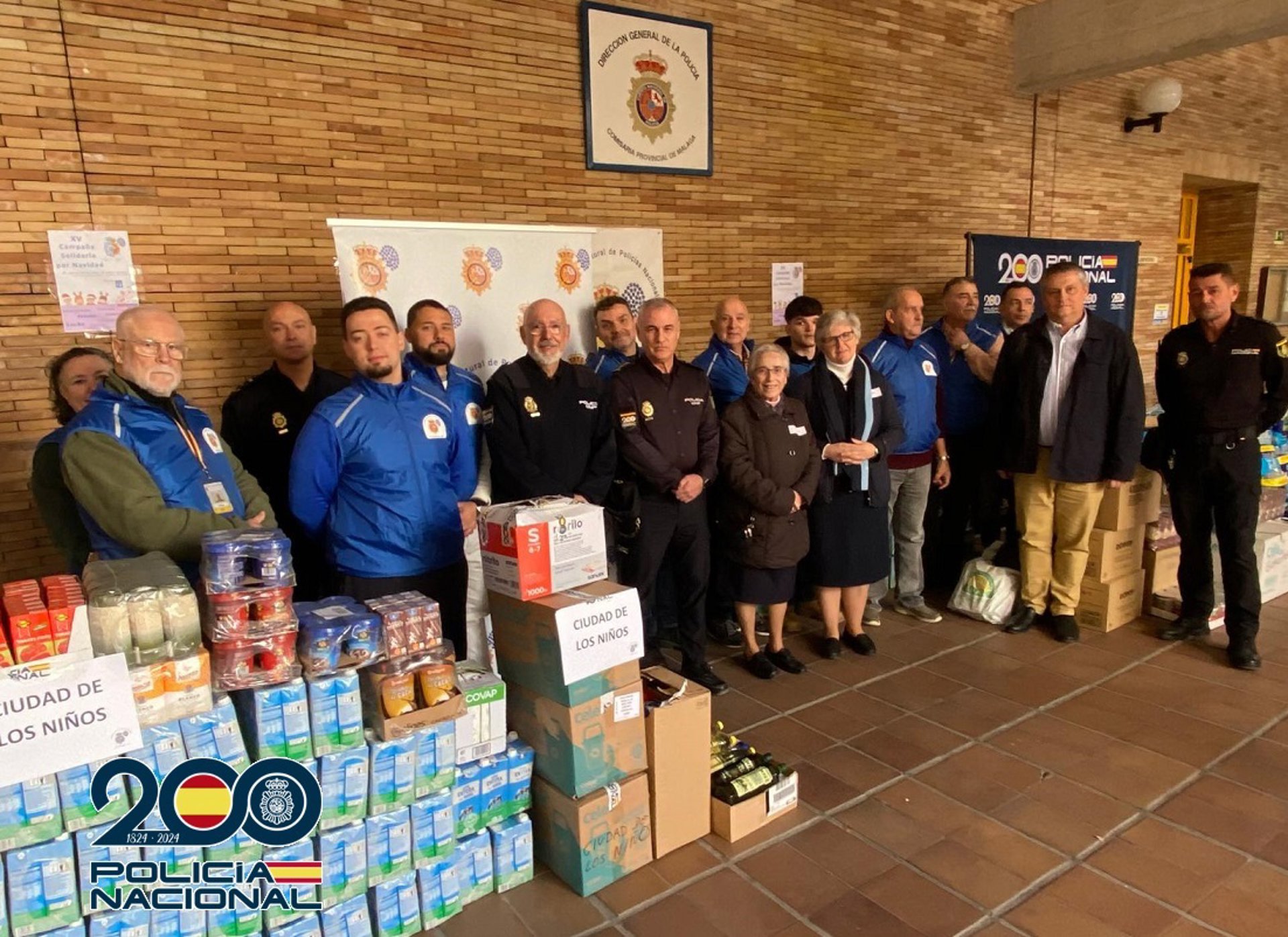 La Policía Nacional recoge tres toneladas de alimentos y productos para niños de dos centros educativos