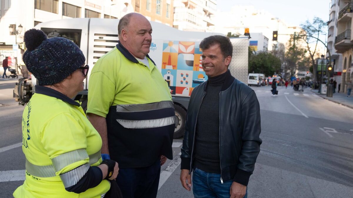 Marbella activa un dispositivo especial de limpieza para las fiestas navideñas