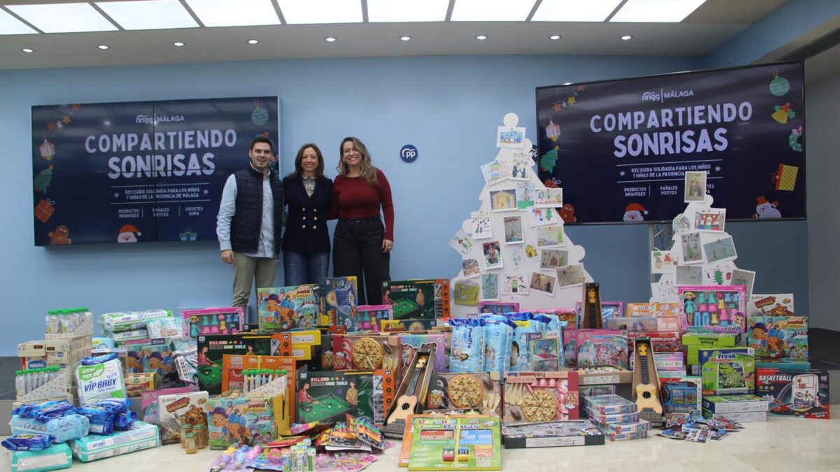 PP de Málaga realiza la tradicional recogida solidaria de juguetes 'Compartiendo Sonrisas'