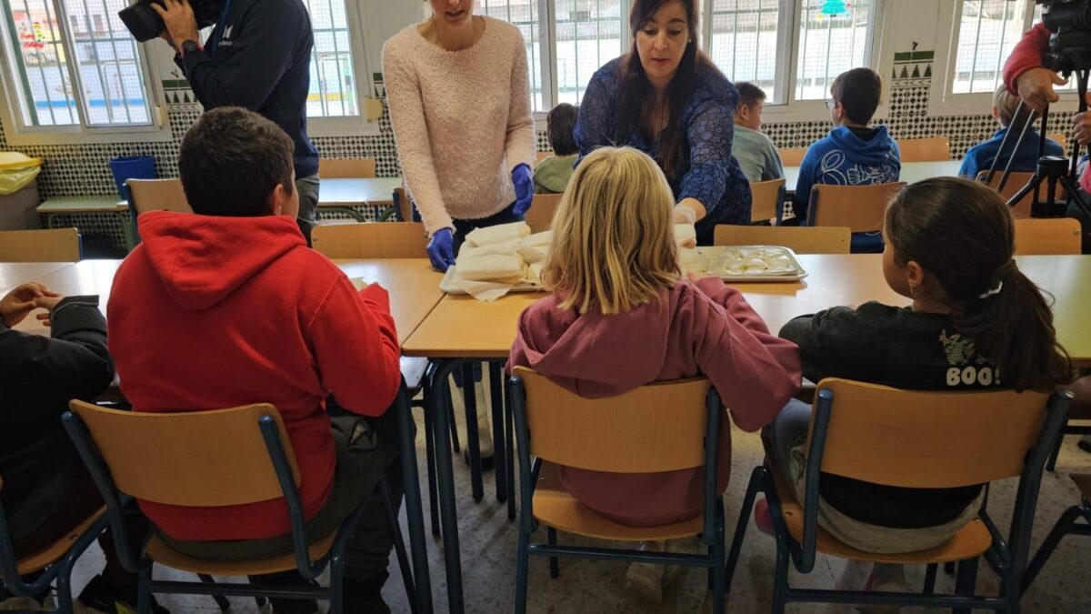 UPA lleva a las aulas de un colegio un desayuno saludable con aceite de oliva, pan y queso de la provincia