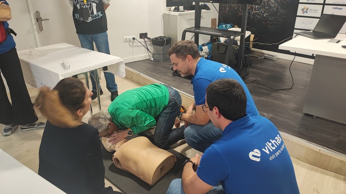 Vithas Málaga imparte una formación en RCP a los voluntarios de la Generali Maratón de la capital