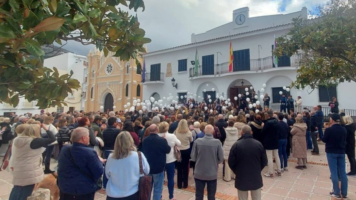 Alhaurín el Grande guarda silencio en memoria de su vecina Victoria, víctima mortal de violencia machista
