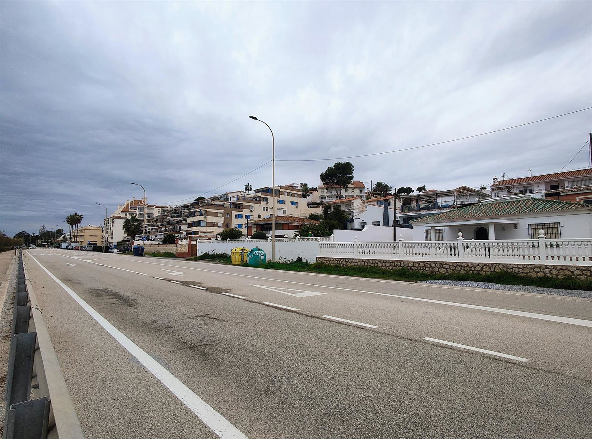 Diputación invierte 741.000 euros en mejorar acerado y crear aparcamientos en la antigua N-340 en la Axarquía