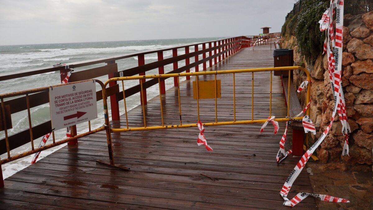 El arreglo del tramo de Senda Litoral en Mijas afectado por temporales obliga al desmontaje parcial y pilotaje