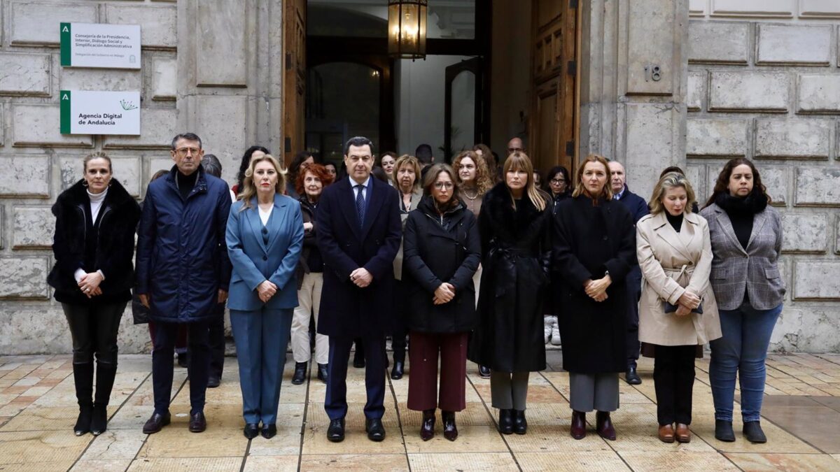 Moreno participa en el minuto de silencio para rechazar asesinato machista de una mujer en Alhaurín el Grande