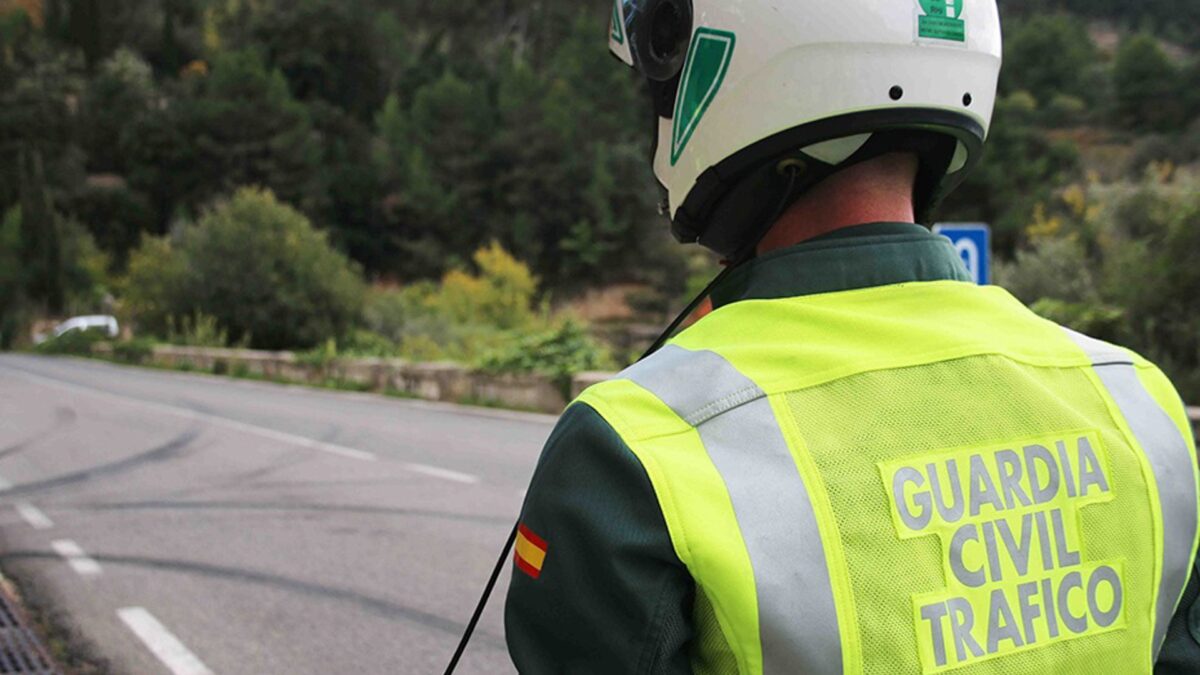 Accidente sin heridos de un autobús con 29 pasajeros tras salirse de la vía en la A-357 en Pizarra