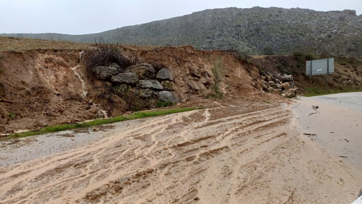 Carreteras cortadas en la provincia y diversas intervenciones por desprendimientos por el temporal