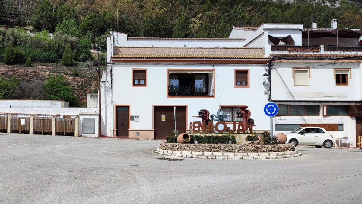 Desalojada una veintena de personas en Benaoján al desprenderse una ladera