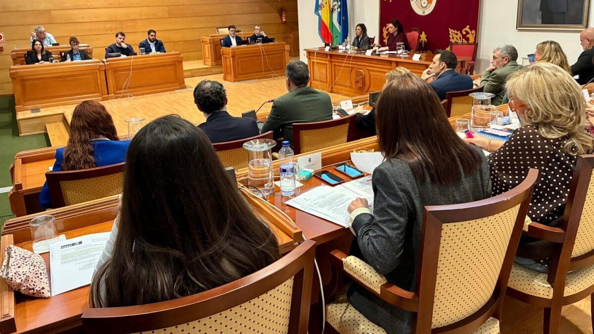 El pleno de Torremolinos reivindica la igualdad real y efectiva entre mujeres y hombres
