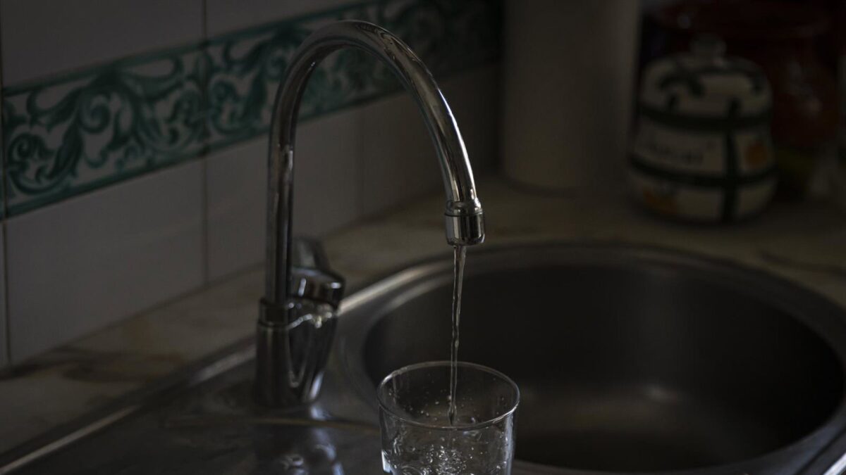 Emasa devuelve una media de 27,2 euros a 68.057 clientes para compensar desfase entre consumo estimado y real