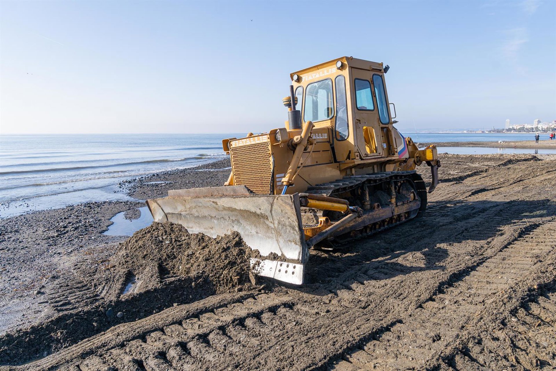 Estepona trabaja en la recuperación de las playas tras los últimos temporales