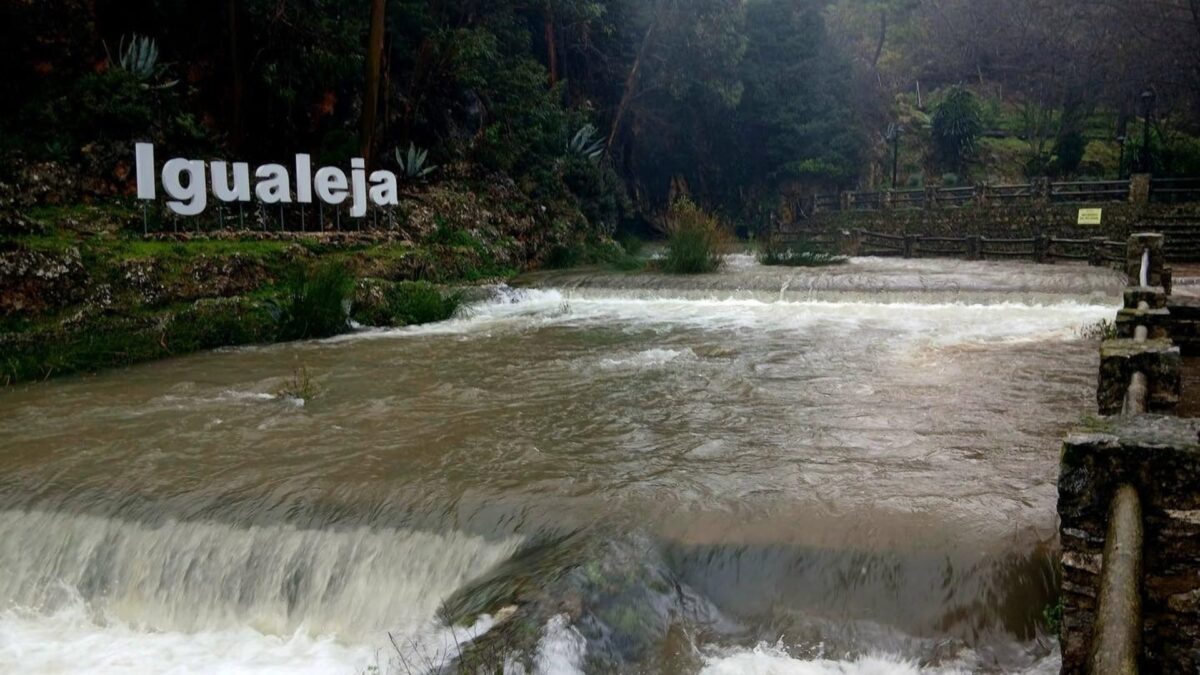 Igualeja reparte garrafas entre la población por turbidez en agua de abastecimiento por las lluvias