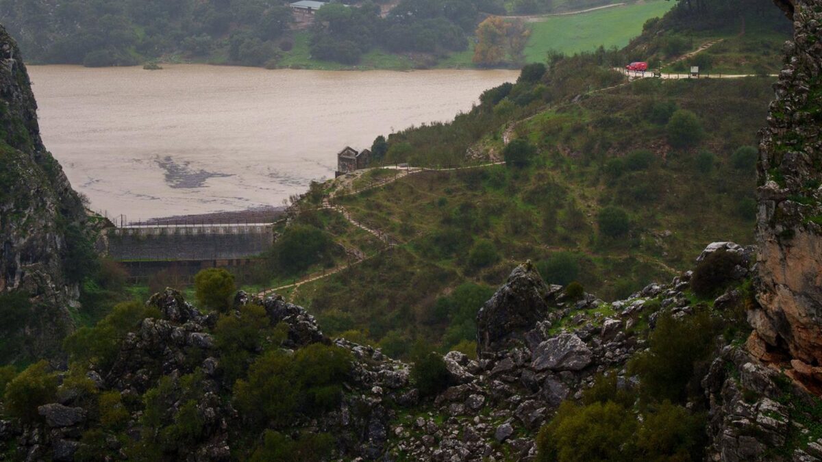 La presa de Montejaque desembalsa con un caudal de salida de 200 metros cúbicos por segundo
