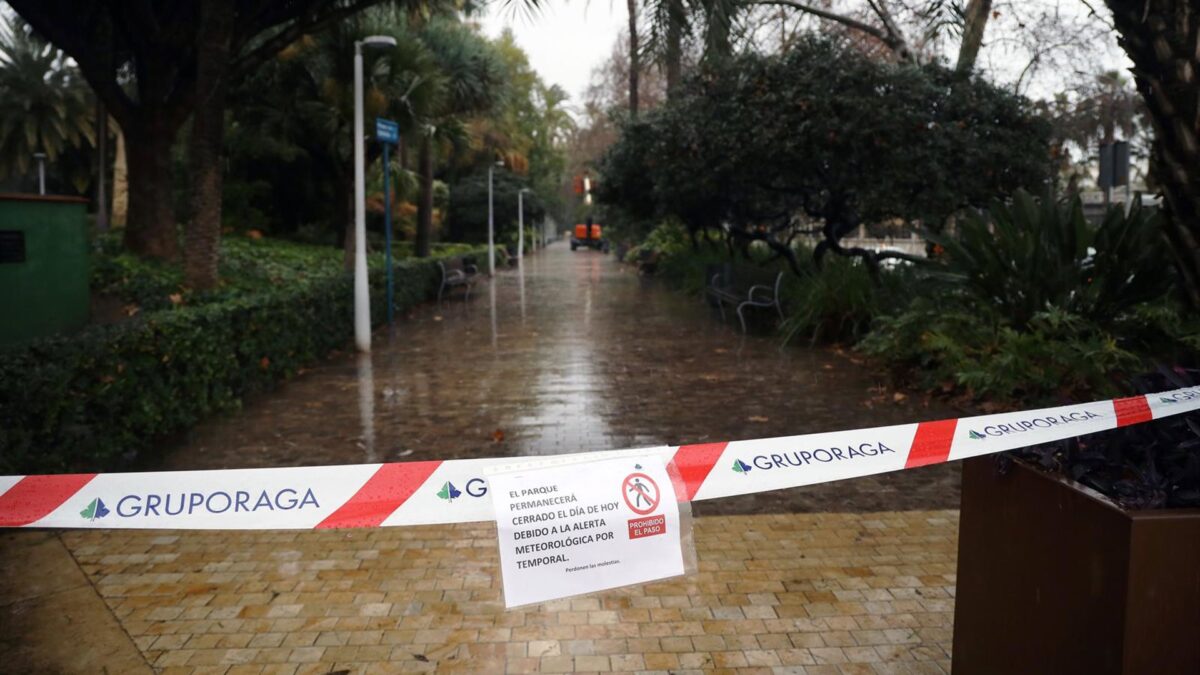 Los parques vallados y perimetrados de Málaga permanecen cerrados tras aviso por viento