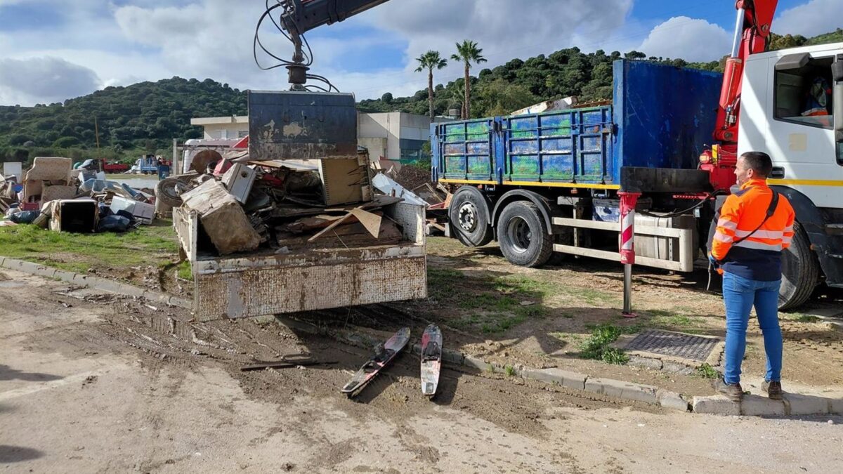 Mancomunidad Occidental y Urbaser colaboran en la retirada de enseres en zonas anegadas de Secadero