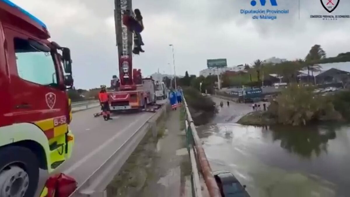 Rescatada una mujer tras quedar atrapada en su coche al intentar cruzar el río Guadalmansa en Estepona