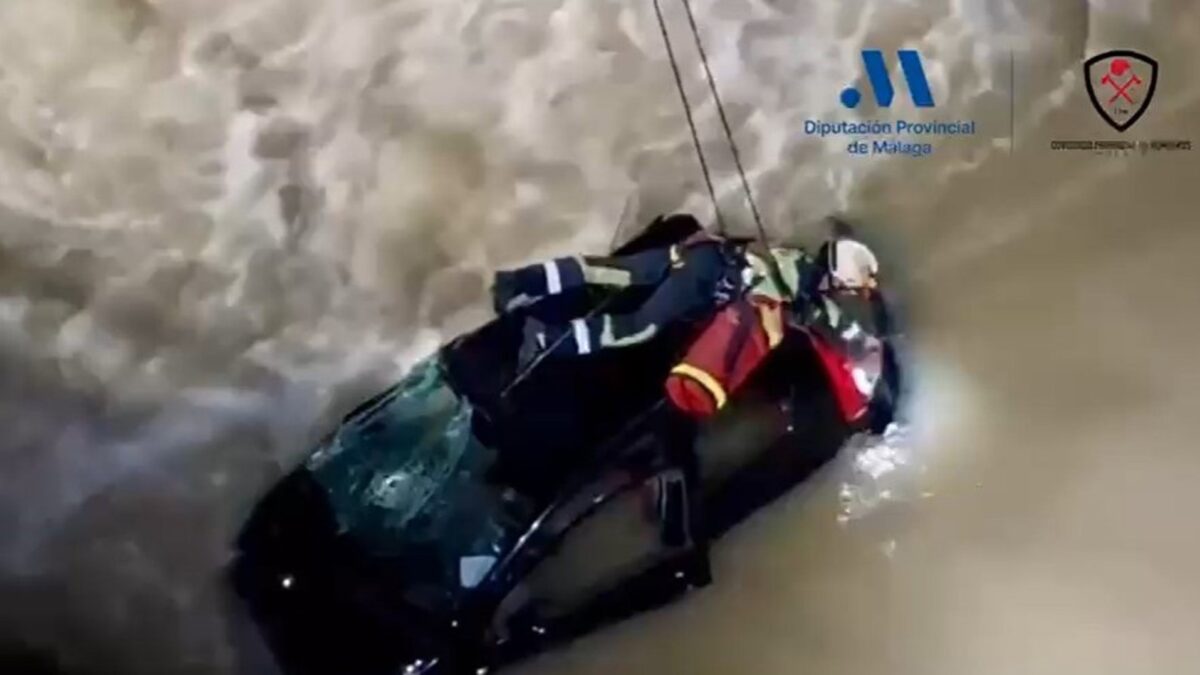 Rescatan a una persona del río Guadalhorce tras un accidente con otro vehículo y caer al cauce