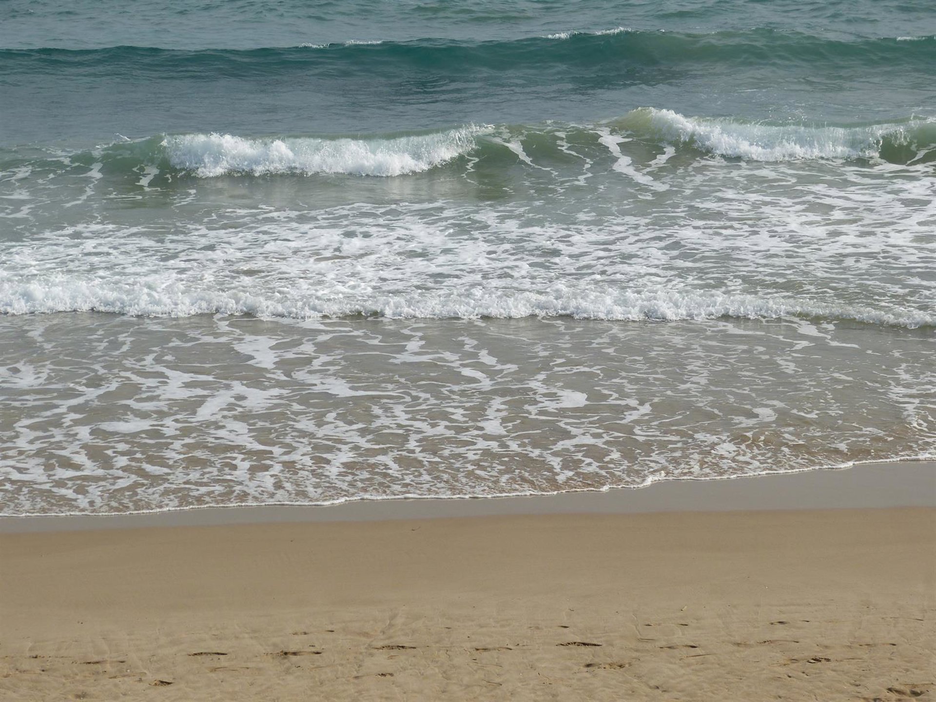 Análisis de aguas realizados por el Ayuntamiento de Torremolinos garantizan el baño en la playa de Los Álamos