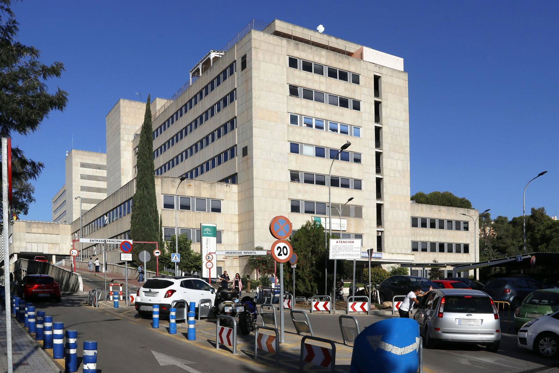 Cae parte del techo de una sala de espera del centro de salud de San Miguel en Torremolinos