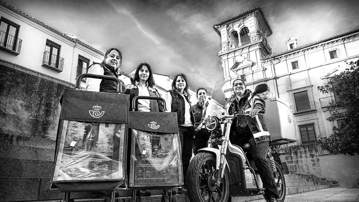 Correos participa en Antequera en la exposición 'Grietas en el techo de cristal' con motivo del 8M