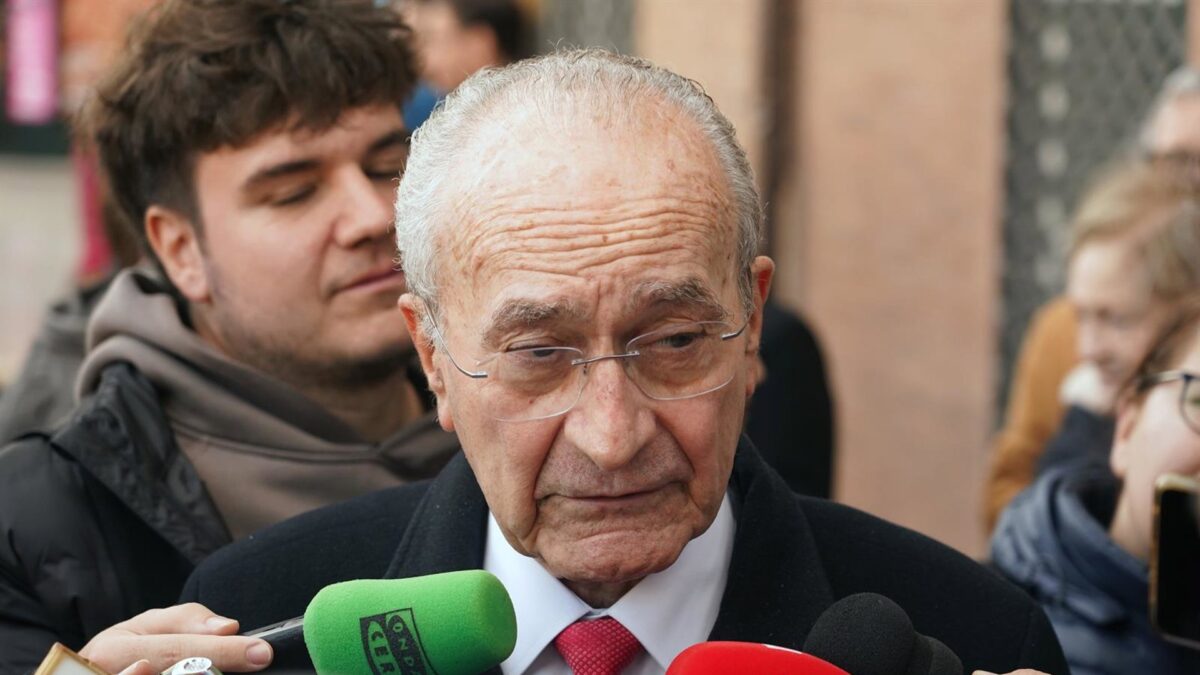 De la Torre habla con malagueños afectados por la guerra en Irán y les pide que estén tranquilos