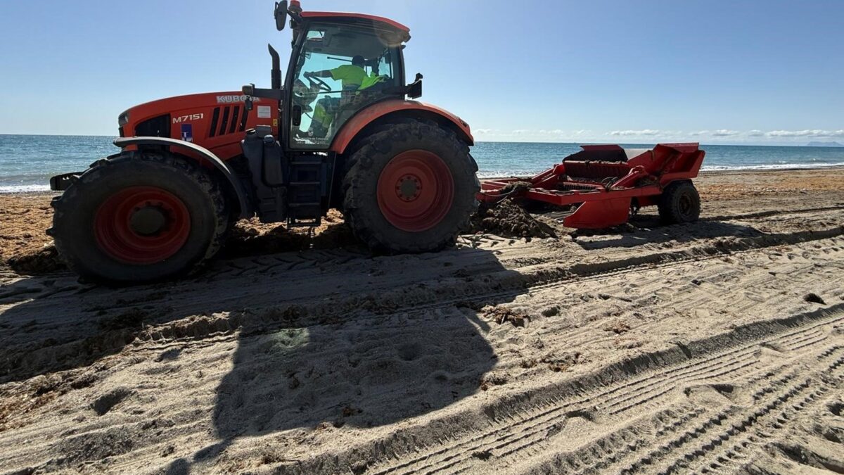 El Ayuntamiento de Estepona acomete un plan de actuaciones para poner a punto las playas antes de Semana Santa