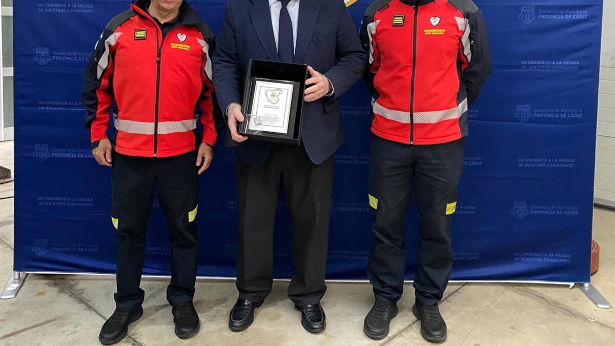 El Consorcio Provincial de Bomberos de Málaga, distinguido en el Día del Patrón de los Bomberos en Cádiz