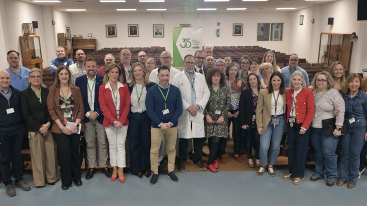 El Hospital Virgen de la Victoria valora la figura del celador como "pieza clave" en la asistencia humanizada
