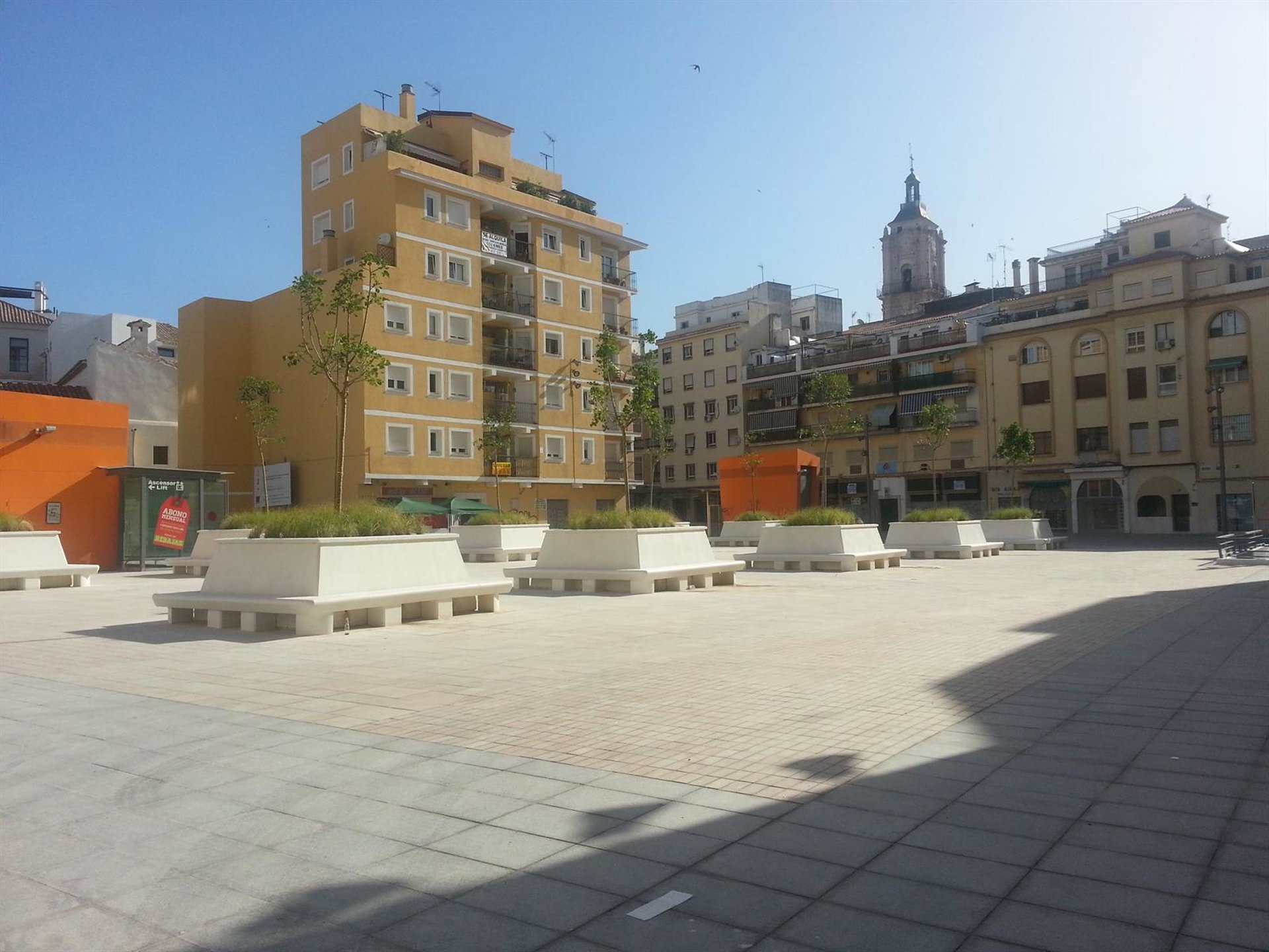 Hallan el cadáver de un hombre en una plaza de la capital