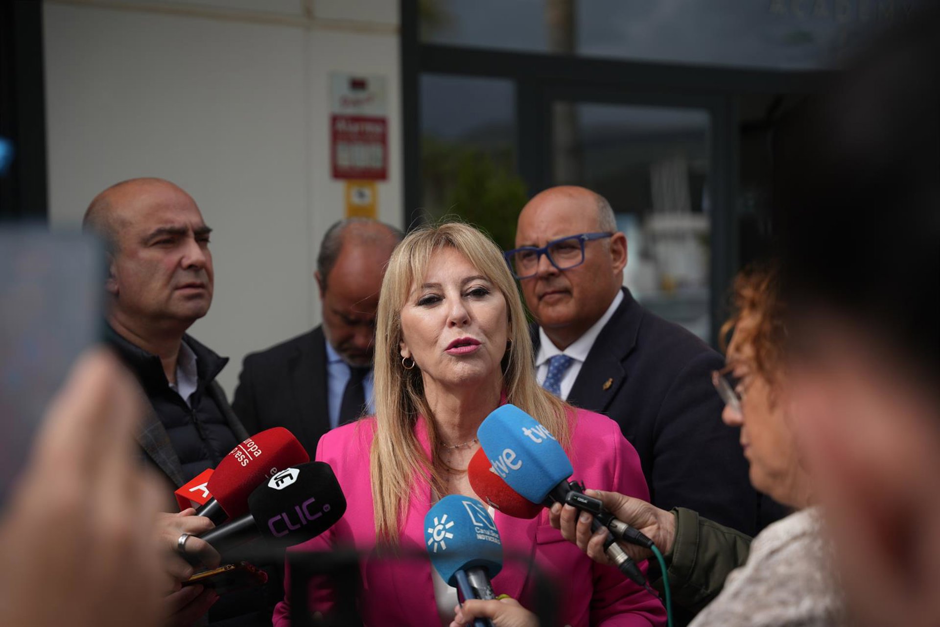 Junta pide al Consejo de Ministros bonificar billetes de avión y frecuencias por "tardanza" en recobrar el AVE