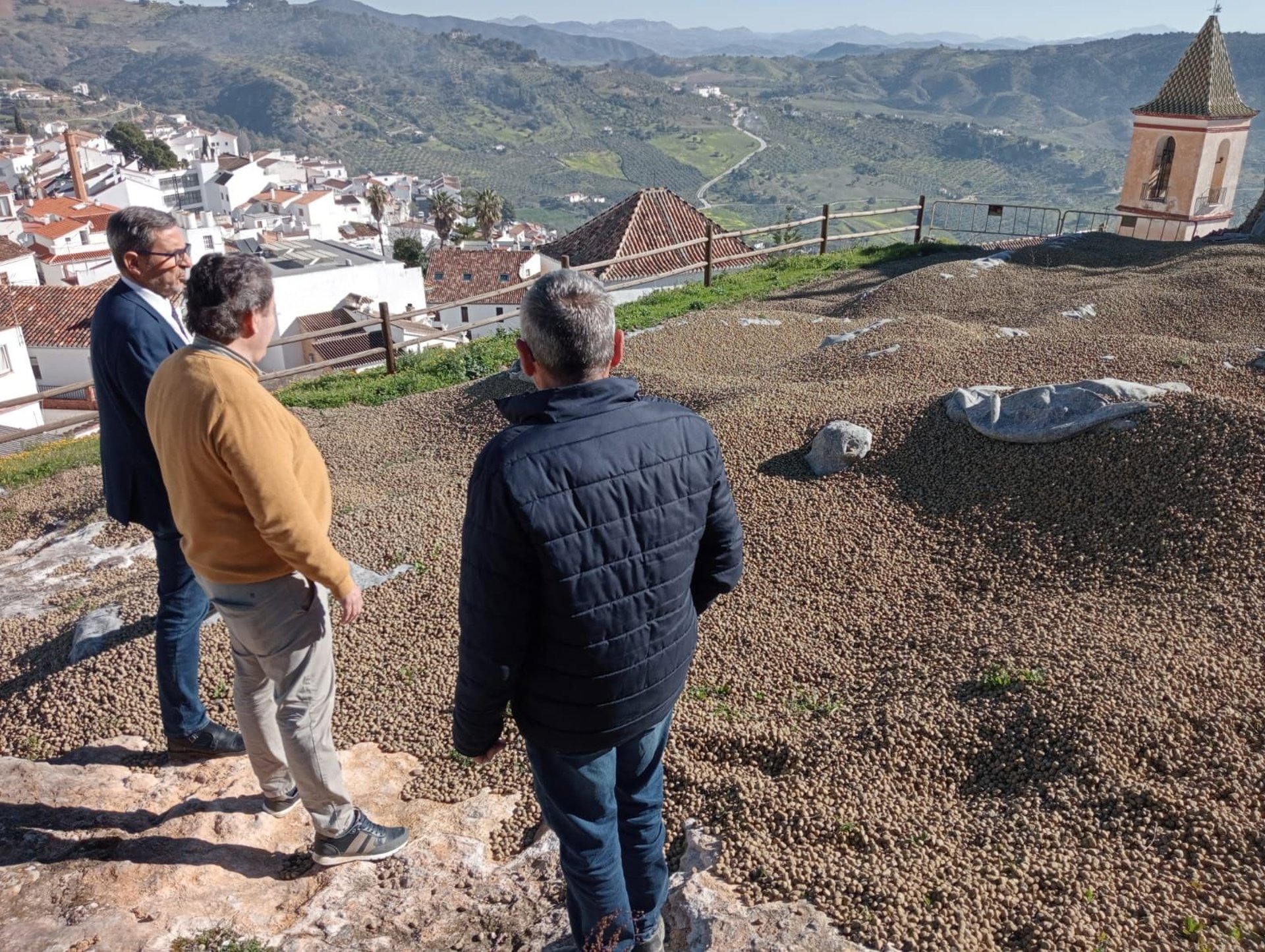 Junta subvenciona instalación pasarela en Castillo de Casarabonela para poner en valor sus restos arqueológicos