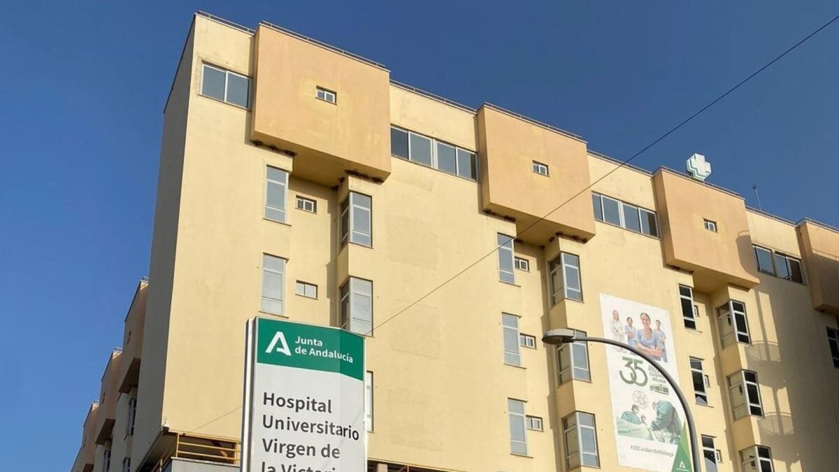La Archicofradía del Paso y la Esperanza visita a los pacientes ingresados en el Hospital Clínico