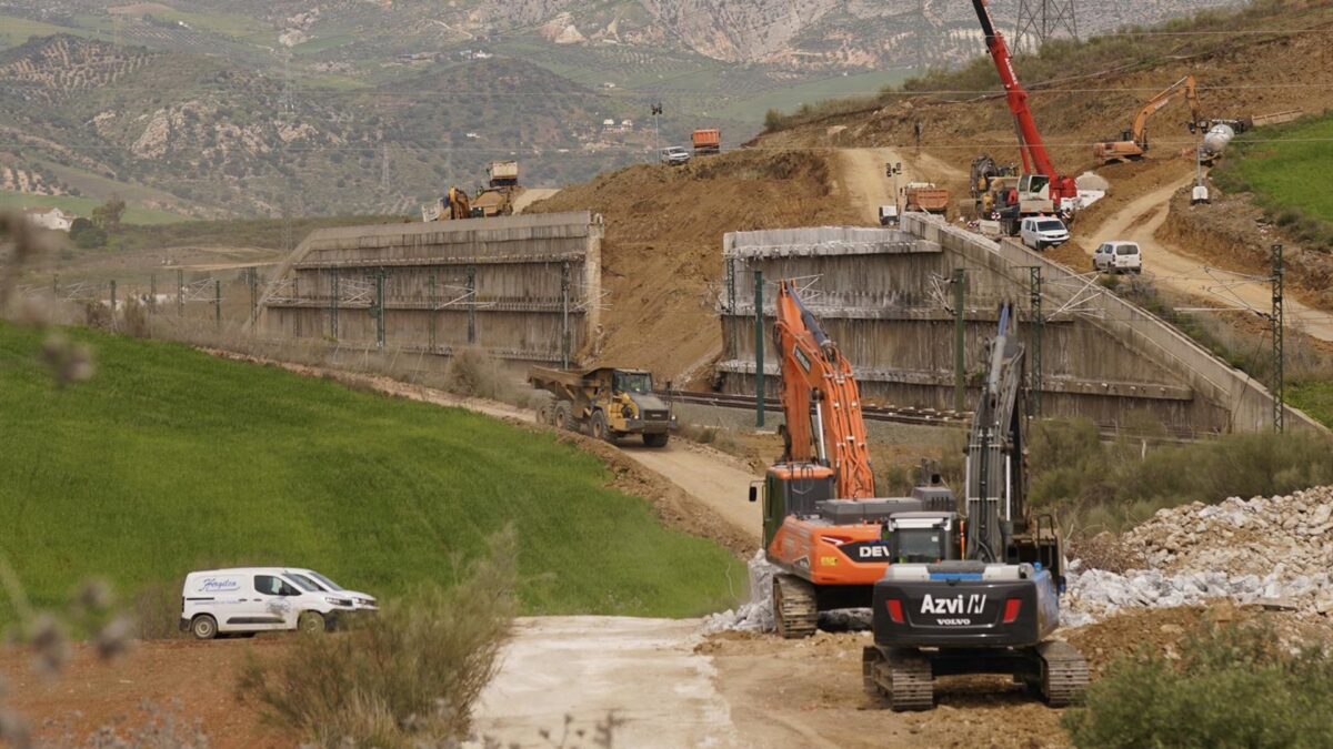 Mesa de Turismo lamenta "incertidumbre" al sector por AVE y advierte de "golpe" al turismo y empleo