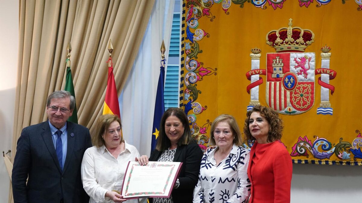 Montero valora que el Gobierno "reconoce" la deuda con Caparrós, "hace justicia y honra" su memoria