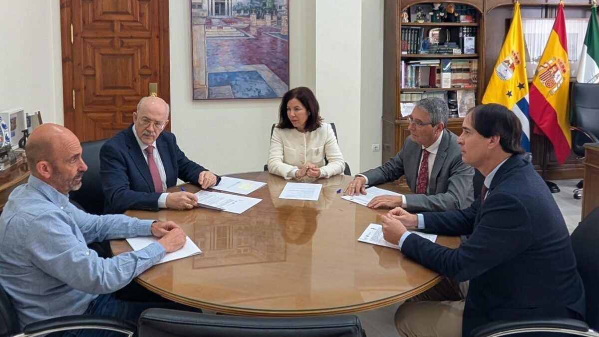Rincón de la Victoria y Colegio de Veterinarios firman adenda al convenio en relación con colonias felinas