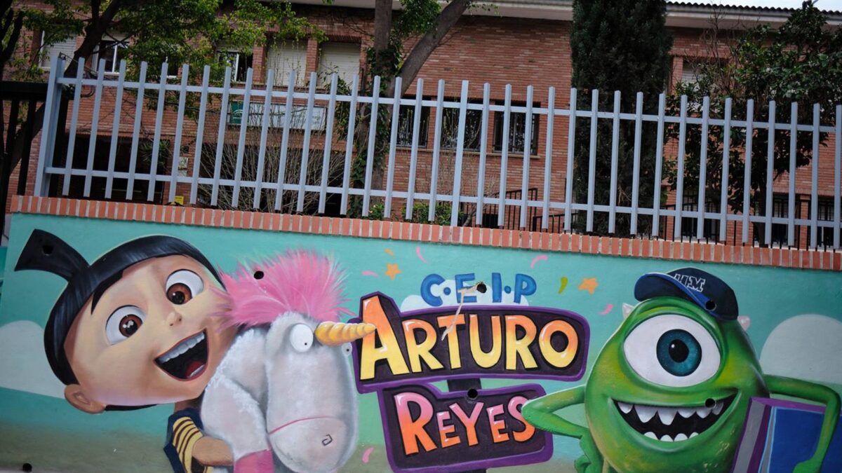 Un mural en la fachada del CEIP Arturo Reyes se suma al programa de promoción del arte urbano 'Málaga Más Bella'