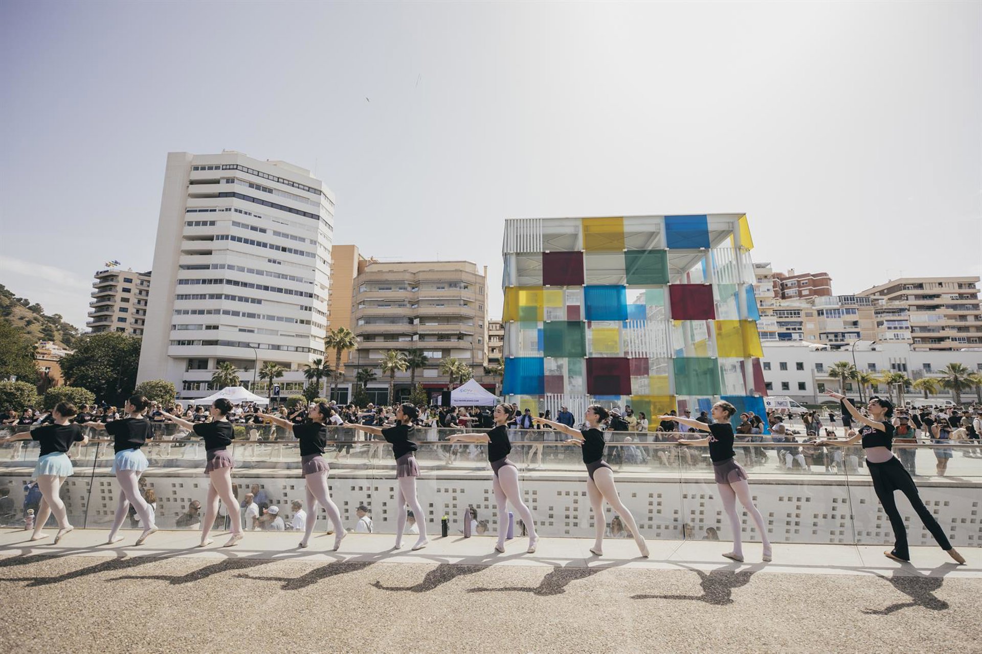 600 personas en Muelle Uno bailan la barra de ballet junto a Lucía Lacarra para TIP TOE