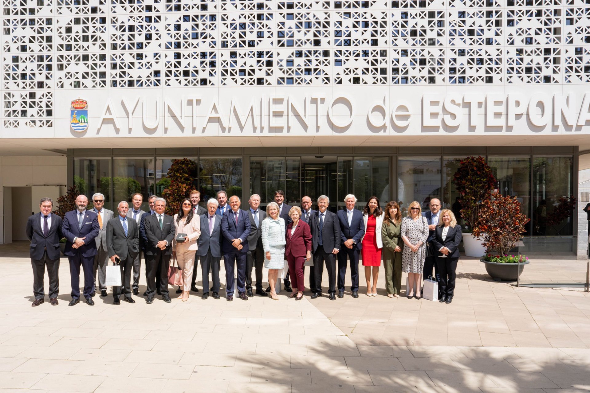 Ayuntamiento de Estepona y Cuerpo Consular celebran un encuentro con representantes de una treintena de países